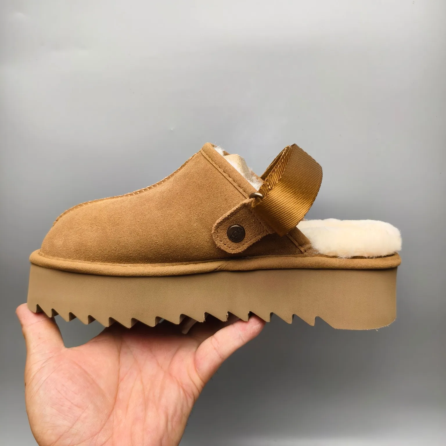 💰440 UGG sheepskin all-in-one snow boots 6734 thick-soled magic buckle dual-purpose slippers Color: Maroon Black Chocolate Matching code: 35-40